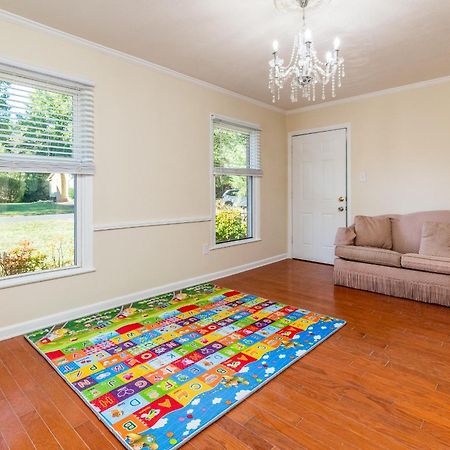 Centrally Located Spacious Abode Charlotte Exterior photo
