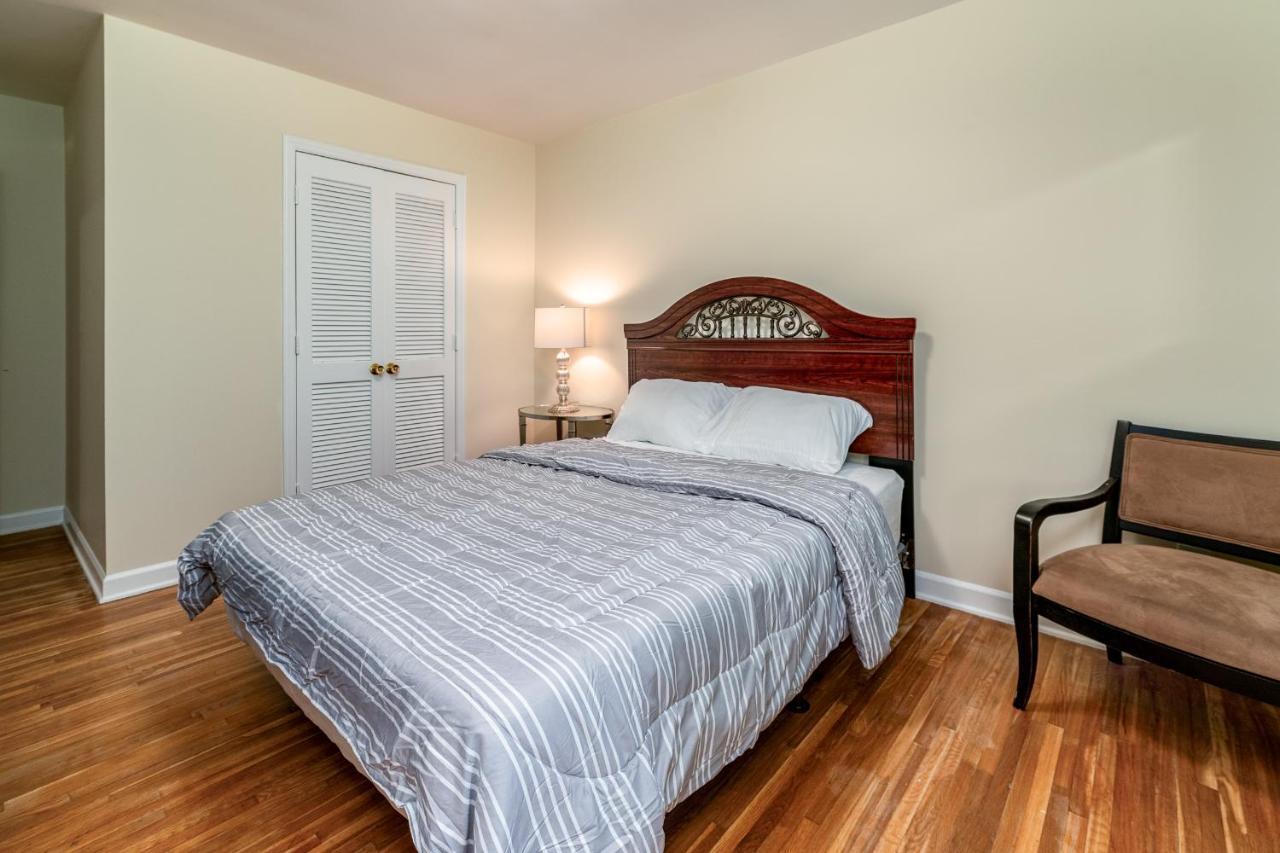 Centrally Located Spacious Abode Charlotte Exterior photo