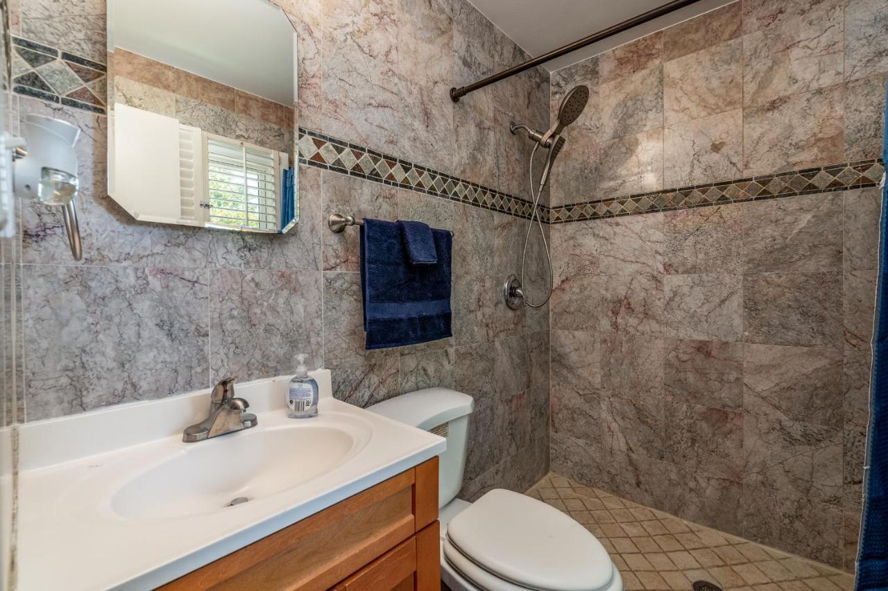 Centrally Located Spacious Abode Charlotte Exterior photo