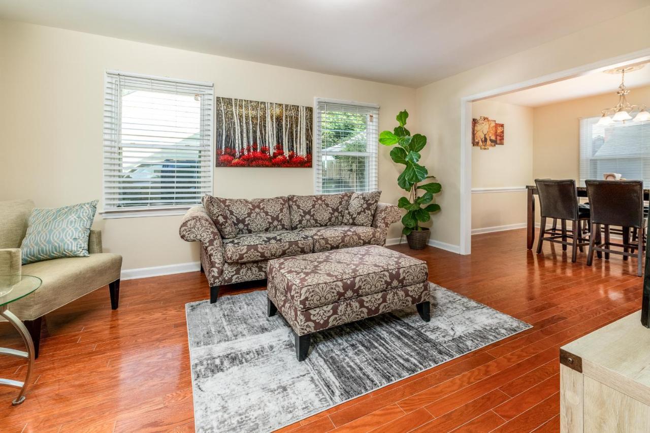 Centrally Located Spacious Abode Charlotte Exterior photo
